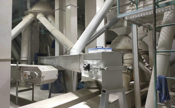 大型飼料生產(chǎn)設(shè)備機(jī)器多少錢?防止出現(xiàn)堵塞的解決辦法又有哪些?