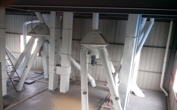 飼料加工機(jī)器設(shè)備多少錢(qián)?其出現(xiàn)物料跑偏又該如何解決呢?