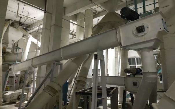 飼料成套加工設(shè)備報(bào)價(jià)多少錢(qián)?其未來(lái)的發(fā)展還存在很多問(wèn)題