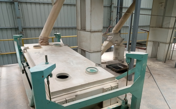 飼料生產(chǎn)機(jī)器價(jià)格多少錢(qián)?其加工產(chǎn)品的差異在于原糧的質(zhì)量好壞